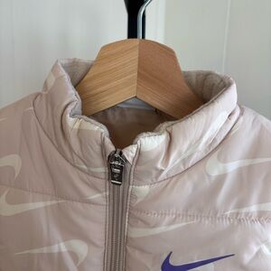 Nike Girls 4T Beige Quilted Puffer Vest Swoosh Logo All Over Full Zip Athleisure